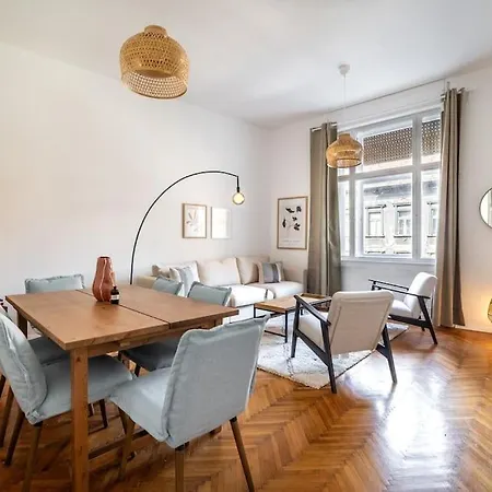 아파트 Designer Two Bedroom *