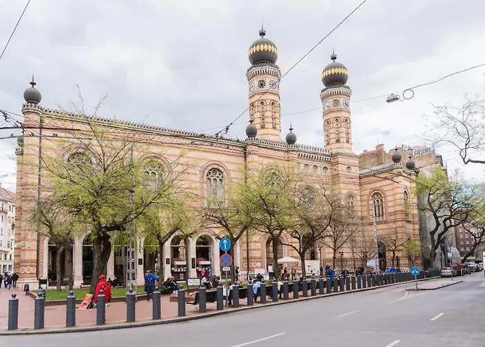 Designer Two Bedroom شقة *