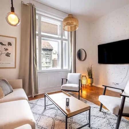 Designer Two Bedroom דירה *