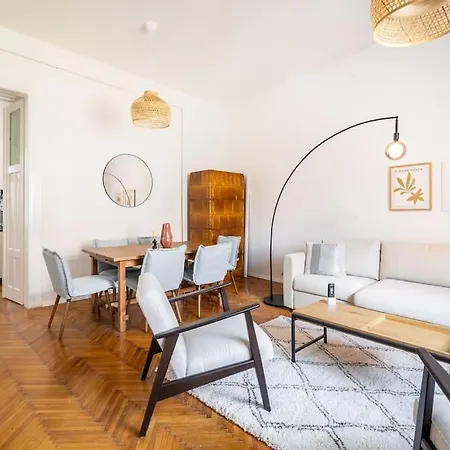 Designer Two Bedroom דירה *
